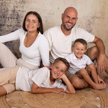 halbnahes Portrait, Familie, Eltern mit zwei Kindern