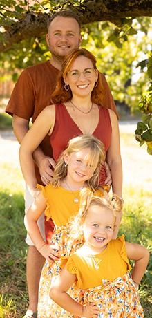 halbnahes Portrait, Familie, Eltern mit zwei Kindern