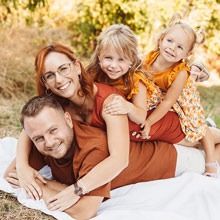 halbnahes Portrait, Familie, Eltern mit zwei Kindern