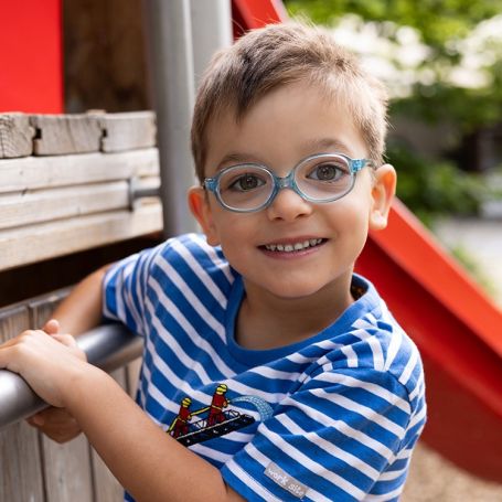 Portrait Kindergarten, Jung spielt auf dem Spielplatz