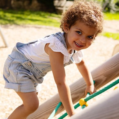 Portrait Kindergarten, Mädchen spielt auf dem Spielplatz